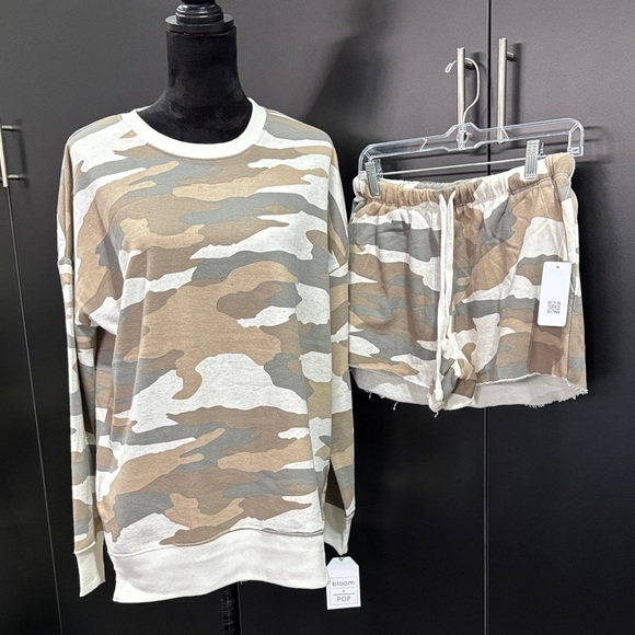 Bloom & Pop 2 pc. Tan Camo set, pullover sweatshirt,elastic waist pocket shorts - Picture 1 of 14